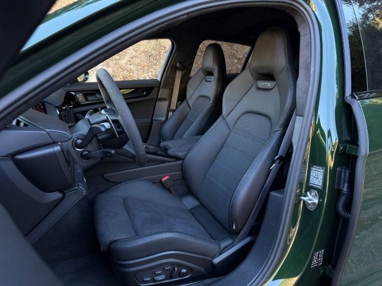 Front seats of a 2025 Porsche Panamera GTS